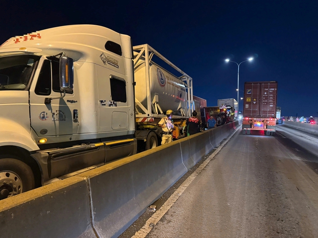 Tai nạn liên hoàn 5 ô tô trên cầu Phú Mỹ ở Thủ Đức- Ảnh 1. Tai nạn liên hoàn 5 ô tô trên cầu Phú Mỹ ở Thủ Đức- Ảnh 1.