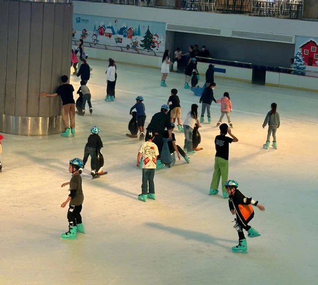 Đến TP.HCM, không thể bỏ lỡ những địa điểm vui chơi có 'tuyết', 'đóng băng'- Ảnh 5. Đến TP.HCM, không thể bỏ lỡ những địa điểm vui chơi có 'tuyết', 'đóng băng'- Ảnh 5.