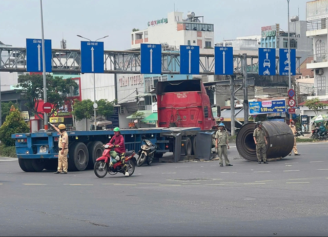 Bất an với xe chở cuộn thép - Ảnh 1.