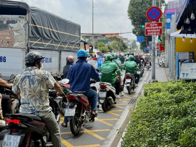 CSGT TP.HCM phạt tài xế xe buýt đè vạch mắt võng 500.000 đồng, vì sao? - Ảnh 2.