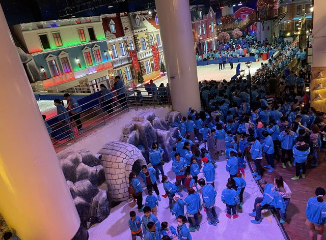 Đến TP.HCM, không thể bỏ lỡ những địa điểm vui chơi có 'tuyết', 'đóng băng'- Ảnh 3. Đến TP.HCM, không thể bỏ lỡ những địa điểm vui chơi có 'tuyết', 'đóng băng'- Ảnh 3.