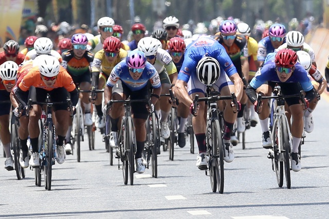 Trọng t&agrave;i v&agrave;o cuộc sau m&agrave;n nước r&uacute;t 'nghẹt thở' ở C&uacute;p xe đạp truyền h&igrave;nh TP.HCM- Ảnh 2.