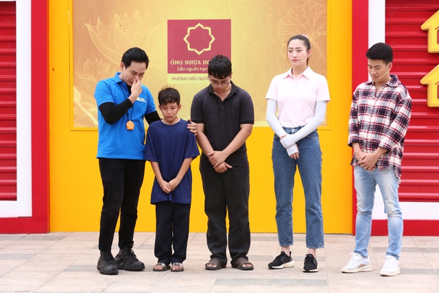 Lương Thùy Linh khóc nghẹn trước cậu bé gác việc học lo cho em khi mẹ mất- Ảnh 2.