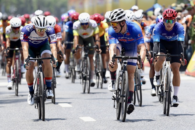 Trọng t&agrave;i v&agrave;o cuộc sau m&agrave;n nước r&uacute;t 'nghẹt thở' ở C&uacute;p xe đạp truyền h&igrave;nh TP.HCM- Ảnh 3.