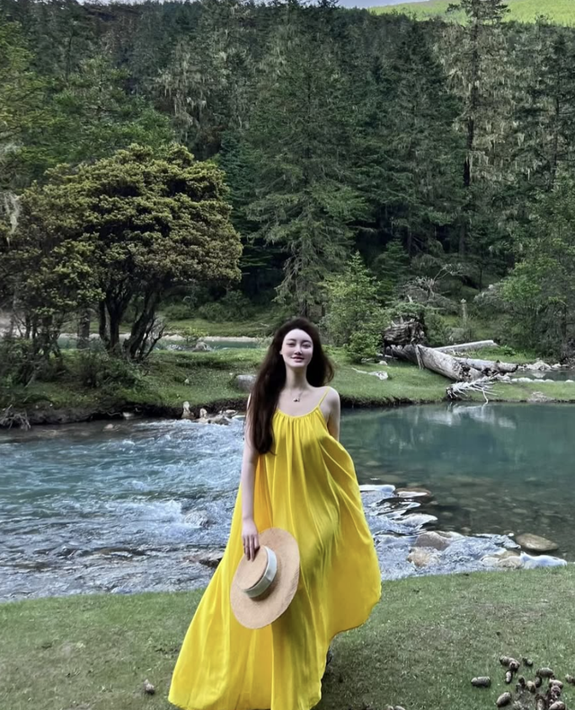 Đầm suông là món đồ lý tưởng cho ngày bận rộn nhưng vẫn muốn xinh- Ảnh 5.