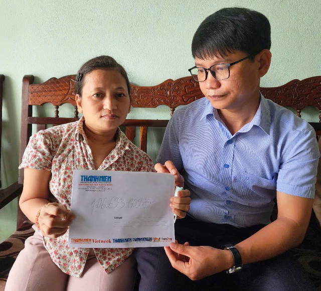 Trao hơn 100 triệu đồng giúp bé gái bị u xương- Ảnh 1. Trao hơn 100 triệu đồng giúp bé gái bị u xương- Ảnh 1.