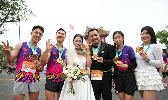 Cô dâu chú rể mặc đồ cưới chạy bán marathon 21 km - Ảnh 3.