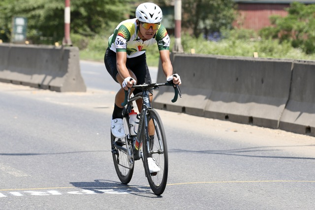 Trọng t&agrave;i v&agrave;o cuộc sau m&agrave;n nước r&uacute;t 'nghẹt thở' ở C&uacute;p xe đạp truyền h&igrave;nh TP.HCM- Ảnh 1.