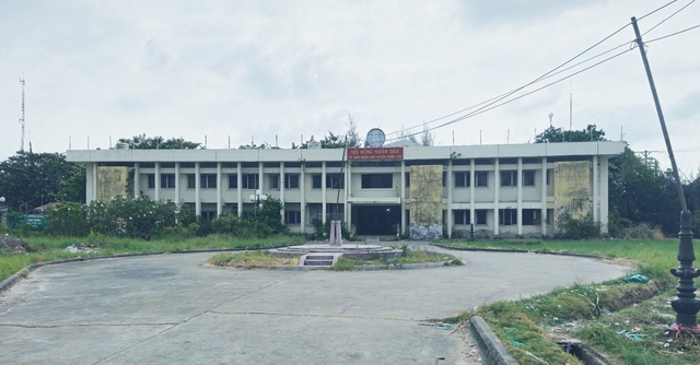 Nhiều trụ sở tại một huyện bị bỏ hoang- Ảnh 2. Nhiều trụ sở tại một huyện bị bỏ hoang- Ảnh 2.