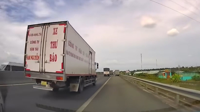 Xe tải cố t&igrave;nh tạt đầu, 'hất' &ocirc; t&ocirc; con v&agrave;o l&agrave;n dừng khẩn cấp cao tốc - Ảnh 1.