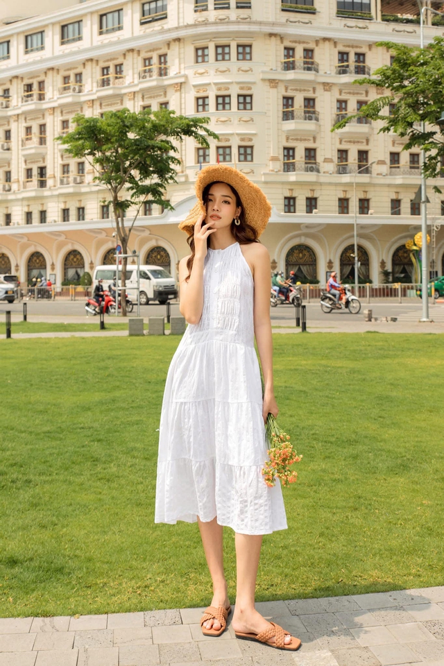 Màu trắng, kem, beige, tuyên ngôn tinh giản của mùa hè 2025- Ảnh 7.