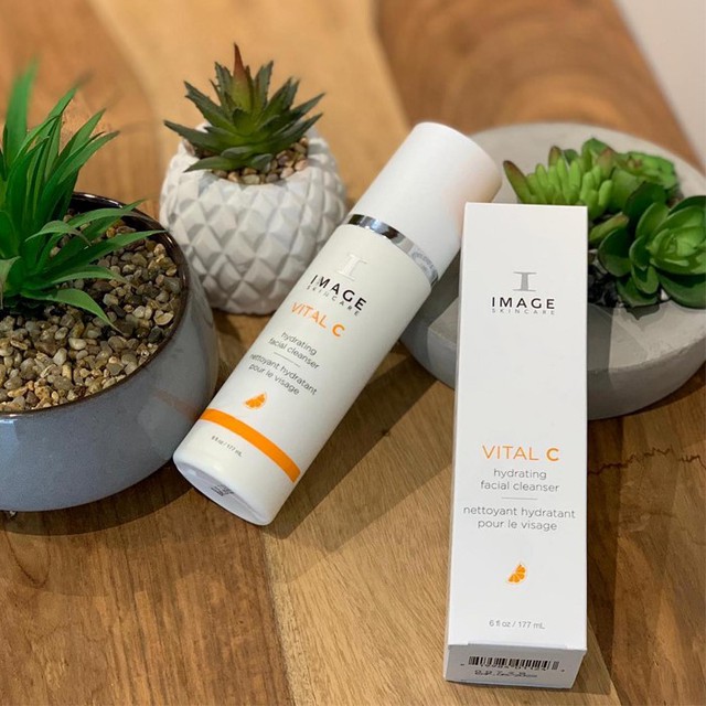 Top 10 sữa rửa mặt sạch s&acirc;u m&agrave; vẫn &lsquo;glowy&rsquo;, d&ugrave;ng một lần bỏ ngay loại cũ - Ảnh 12.