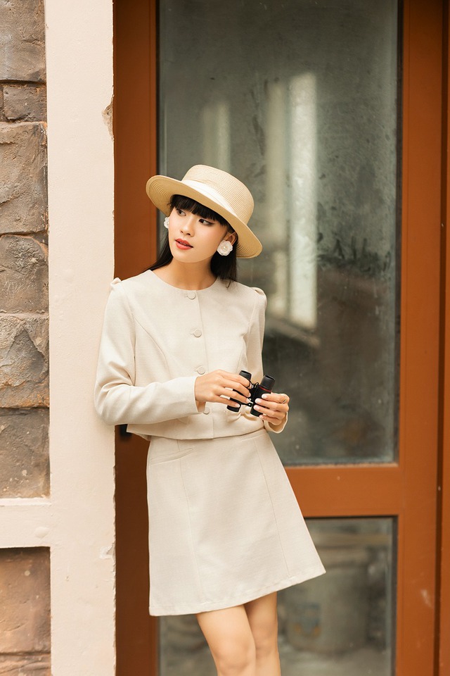 Trẻ trung và thời thượng với trang phục màu kem- Ảnh 5.
