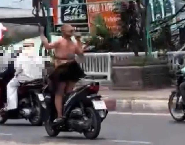 Công an TP.HCM lấy lời khai cô gái mặc yếm, "diễn xiếc" khi lái xe máy - Ảnh 2.