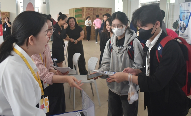 Sinh viên làm việc trái ngành liệu có mức lương tốt? - Ảnh 2.