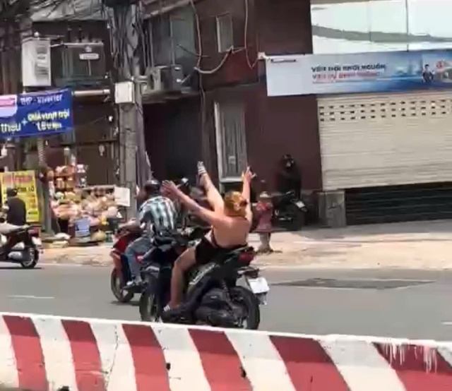 TP.HCM: C&ocirc; g&aacute;i mặc &aacute;o yếm, 'diễn xiếc' khi đang l&aacute;i xe m&aacute;y  - Ảnh 1.