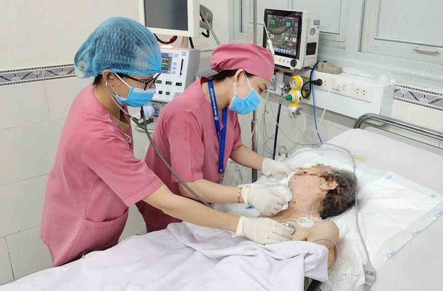 Lăng kính Bạn đọc: Bác sĩ đi xe cấp cứu 2 bánh đến nhà cứu người  - Ảnh 1.