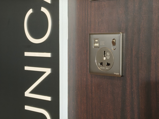 Ổ điện gia dụng 'hiện đại hóa' với sạc nhanh, khóa thẻ từ - Ảnh 1. Ổ điện gia dụng 'hiện đại hóa' với sạc nhanh, khóa thẻ từ - Ảnh 1.
