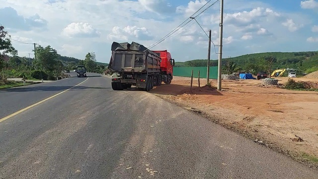 Đất từ công trường trụ sở UBND tỉnh Kon Tum chảy về công trình vi phạm - Ảnh 4.