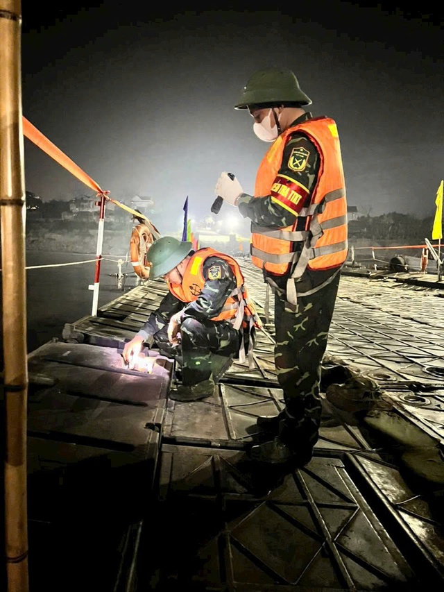 Nhật k&yacute; người l&iacute;nh c&ocirc;ng binh tr&ecirc;n cầu phao Phong Ch&acirc;u - Ảnh 2.