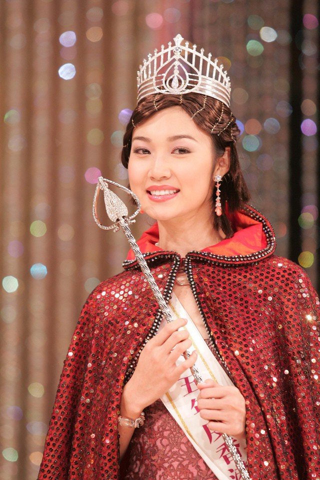 ‘Tình địch’ cũ của Triệu Vy sau 20 năm đăng quang Hoa hậu Hồng Kông - Ảnh 1.
