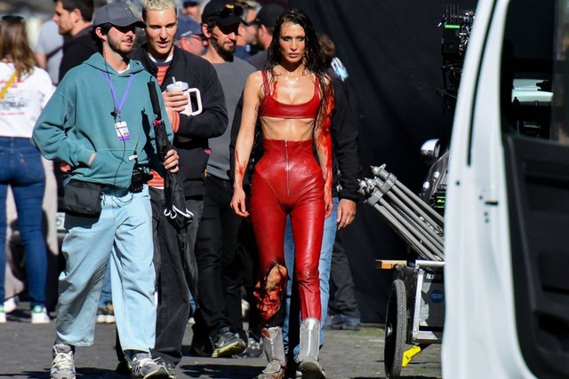 Bella Hadid gây sốt với hình ảnh gầy guộc trong phim mới - Ảnh 1.