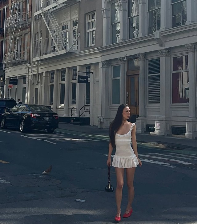 Giày ba lê đỏ phá vỡ sự đơn điệu của phong cách thường ngày - Ảnh 6.