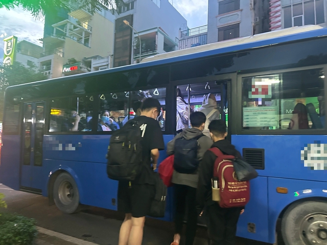 Vụ tiếp vi&ecirc;n xe bu&yacute;t tịch thu thẻ sinh vi&ecirc;n: Ph&aacute;p l&yacute; v&agrave; ứng xử cần biết - Ảnh 1.