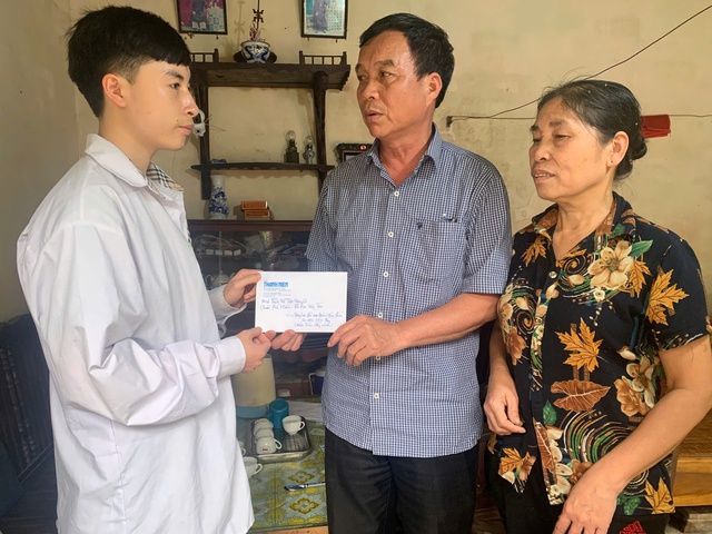 Tặng học phí cho học sinh khó khăn- Ảnh 1. Tặng học phí cho học sinh khó khăn- Ảnh 1.