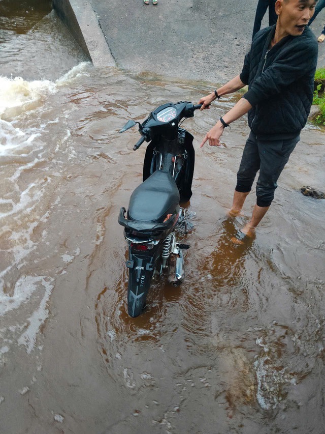 50 người đang t&igrave;m kiếm 2 người bị nước cuốn ở Lai Ch&acirc;u - Ảnh 1.