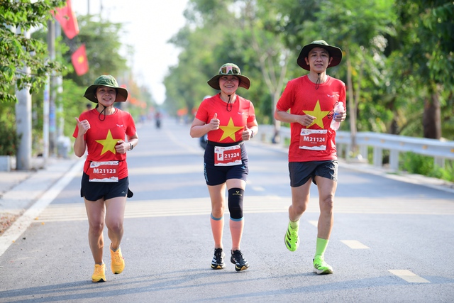 2.300 vận động viên tranh tài sôi nổi giải Half-marathon 'Tự hào Tổ quốc tôi'- Ảnh 1. 2.300 vận động viên tranh tài sôi nổi giải Half-marathon 'Tự hào Tổ quốc tôi'- Ảnh 1.