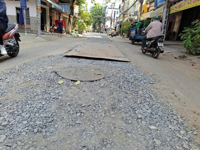 Đá dăm lởm chởm trên đường- Ảnh 1.