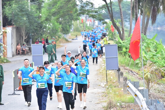 2.300 vận động viên tranh tài sôi nổi giải Half-marathon 'Tự hào Tổ quốc tôi'- Ảnh 2. 2.300 vận động viên tranh tài sôi nổi giải Half-marathon 'Tự hào Tổ quốc tôi'- Ảnh 2.