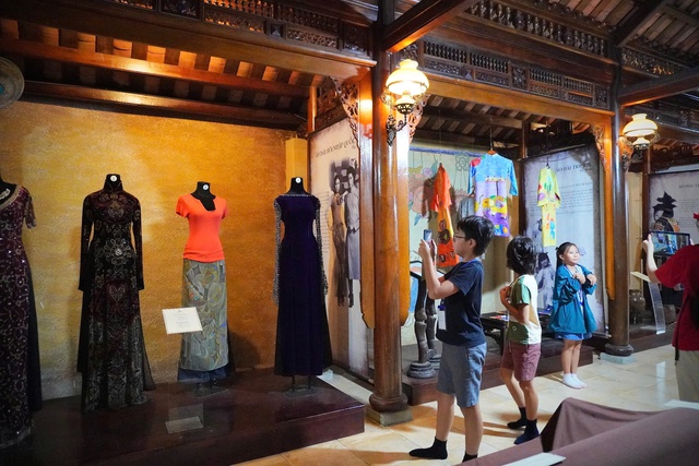 Bảo t&agrave;ng ở TP.HCM: Bảo t&agrave;ng &Aacute;o d&agrave;i ở c&ugrave; lao Long Phước- Ảnh 7.