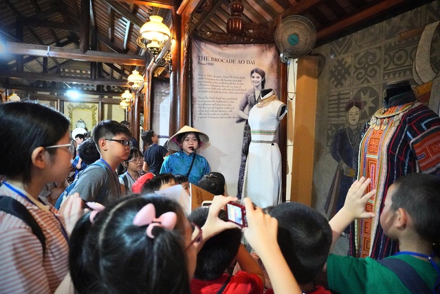 Bảo t&agrave;ng ở TP.HCM: Bảo t&agrave;ng &Aacute;o d&agrave;i ở c&ugrave; lao Long Phước- Ảnh 6.