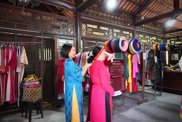 Bảo t&agrave;ng ở TP.HCM: Bảo t&agrave;ng &Aacute;o d&agrave;i ở c&ugrave; lao Long Phước- Ảnh 29.