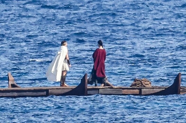 Tom Holland, Anne Hathaway cùng sánh đôi trên biển trong 'The Odyssey' - Ảnh 1.