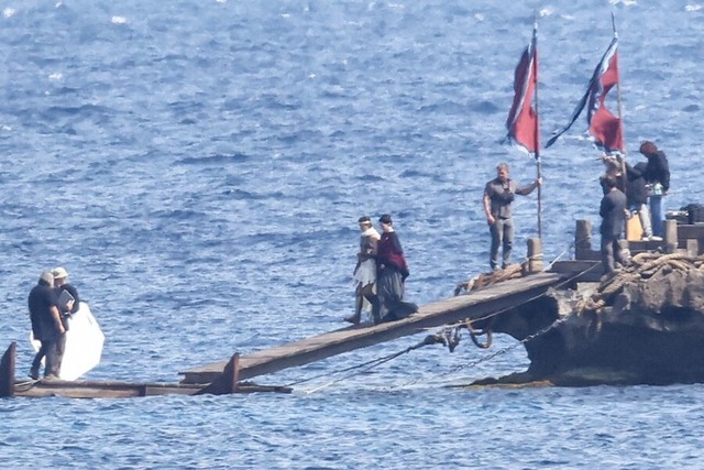 Tom Holland, Anne Hathaway cùng sánh đôi trên biển trong 'The Odyssey' - Ảnh 2.
