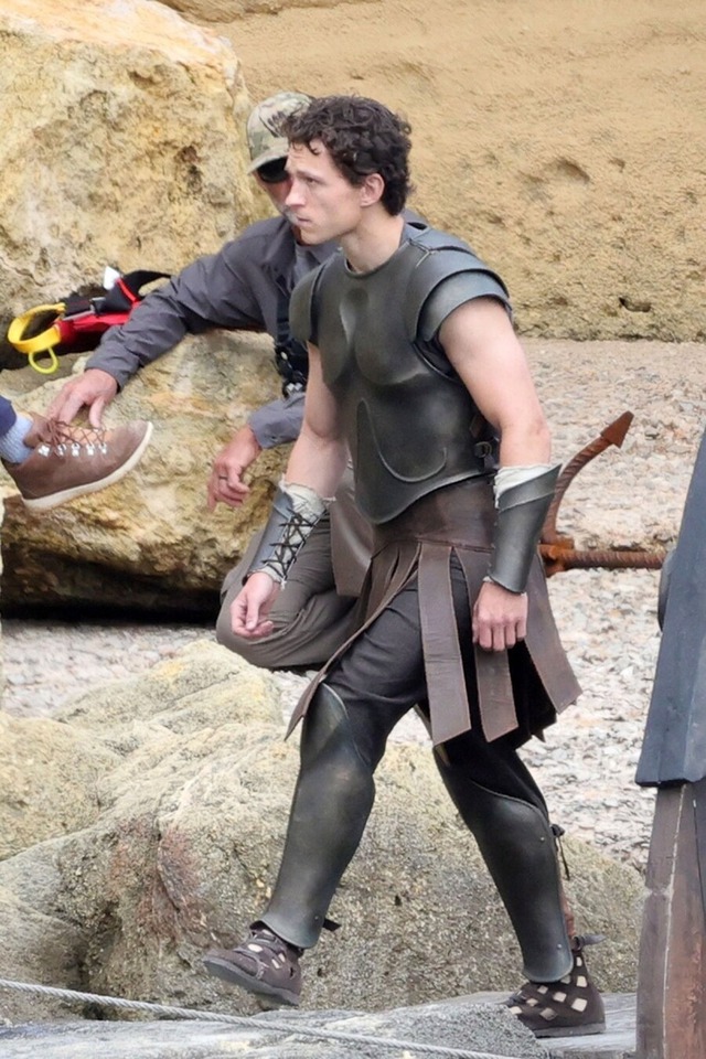 Tom Holland, Anne Hathaway cùng sánh đôi trên biển trong 'The Odyssey' - Ảnh 3.