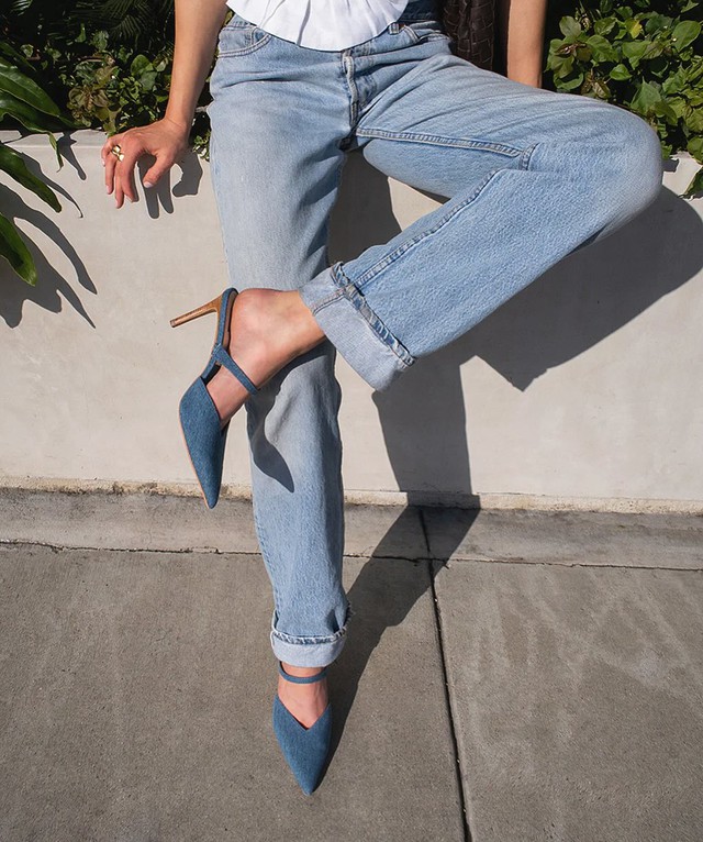 Quần jeans ống côn đang trở lại theo phong cách sang trọng- Ảnh 3. Quần jeans ống côn đang trở lại theo phong cách sang trọng- Ảnh 3.