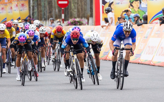 Cúp xe đạp truyền hình TP.HCM 2025: Nick Kergozou không có đối thủ khi về đường bằng - Ảnh 1.