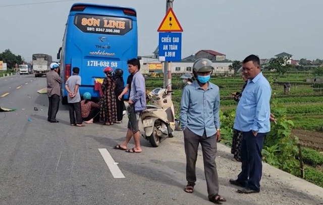 Xe máy va chạm với xe khách giường nằm, 2 người tử vong - Ảnh 1.