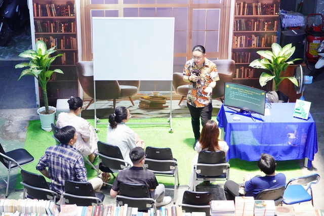 Có gì ở Hội sách Diên Vĩ đang thu hút giới trẻ? - Ảnh 3.