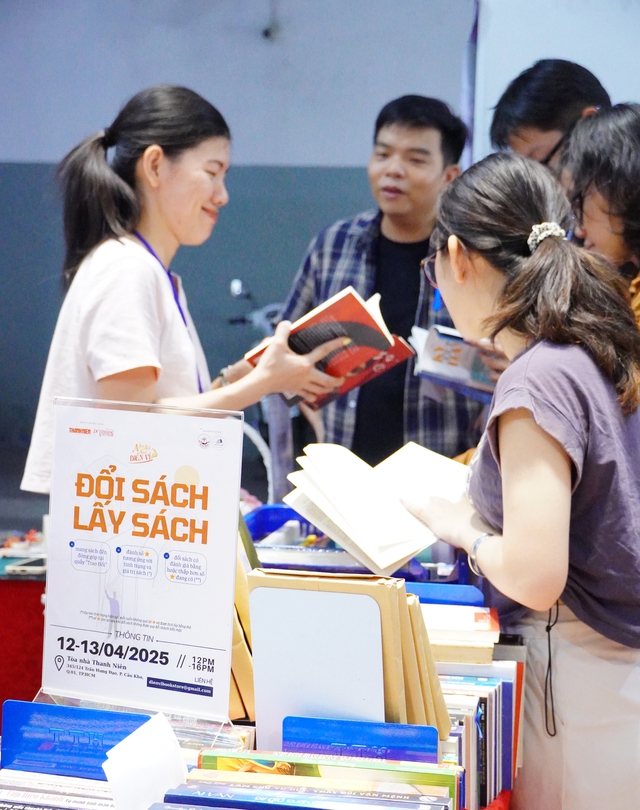 Có gì ở Hội sách Diên Vĩ đang thu hút giới trẻ? - Ảnh 2.