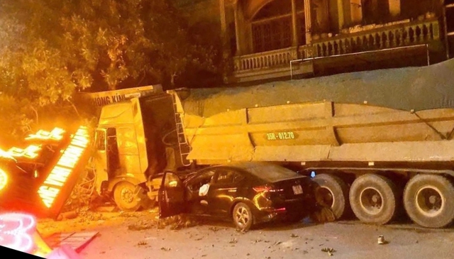 Thanh H&oacute;a: Tai nạn li&ecirc;n ho&agrave;n khiến h&agrave;ng chục người bị thương - Ảnh 1.