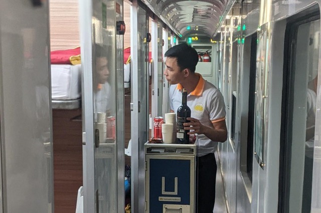 Chuyến tàu Thống Nhất 5 sao được ca ngợi trên báo Úc - Ảnh 4.