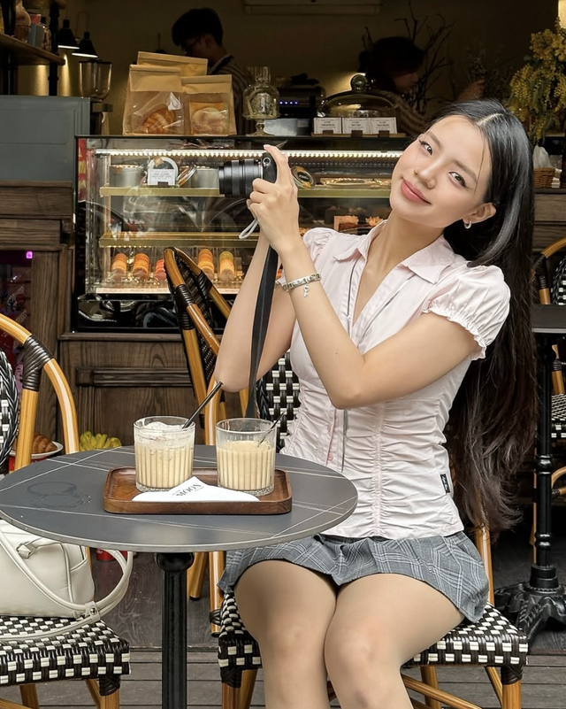 Tối giản nhưng cuốn hút với áo sơ mi ngắn tay cho nàng - Ảnh 7. Tối giản nhưng cuốn hút với áo sơ mi ngắn tay cho nàng - Ảnh 7.