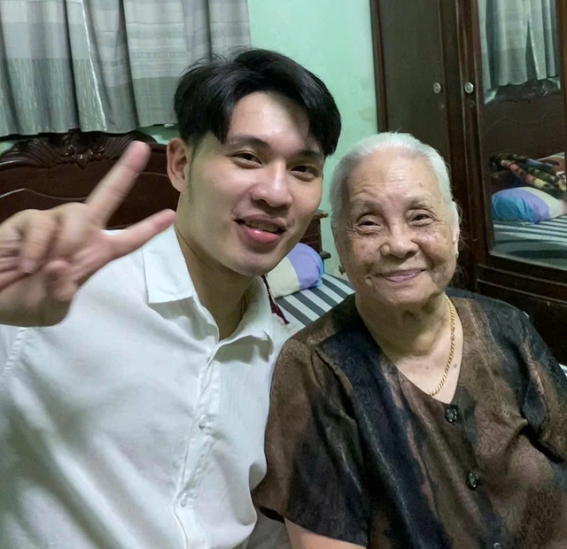 Chuyện của hai bà cháu được dân mạng 'thả tim' rần rần - Ảnh 1.