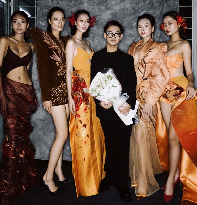 Từ su&yacute;t trượt đại học đến thủ khoa thời trang, ch&agrave;ng trai thiết kế cho 'chị đẹp' - Ảnh 2.