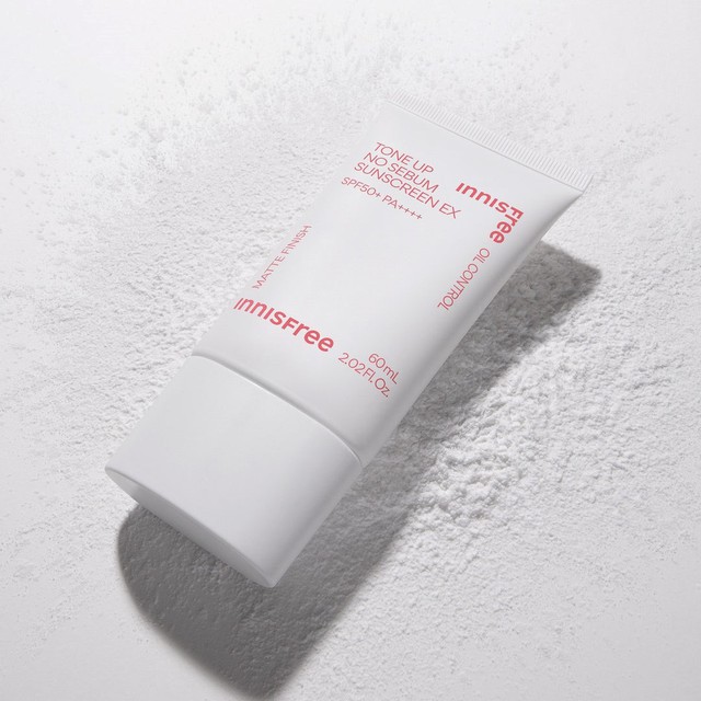 Chấm điểm 10 kem chống nắng trắng da cho lớp finish căng mịn hồng h&agrave;o như makeup - Ảnh 16.